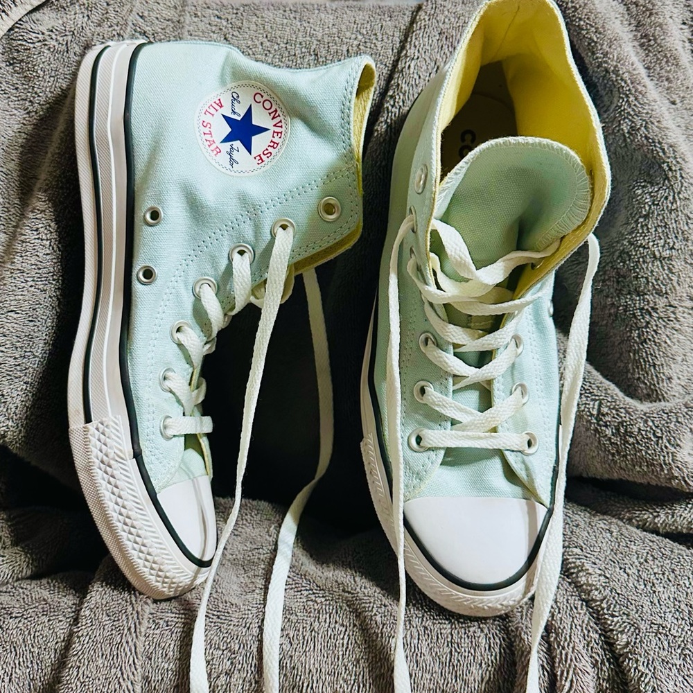 Converse Chuck Taylor All Star Canvas
High-Top Blue Men's size 6/Womenβs size 8
